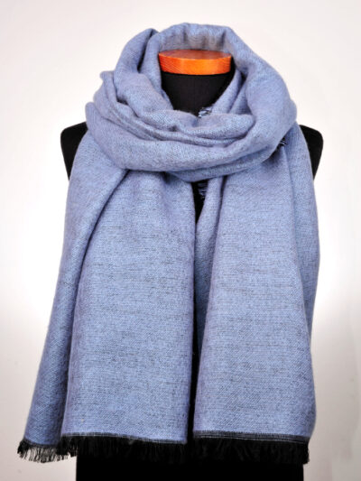 Dubbelgeweven sjaal in 2 kleuren lavendelblauw-zwart