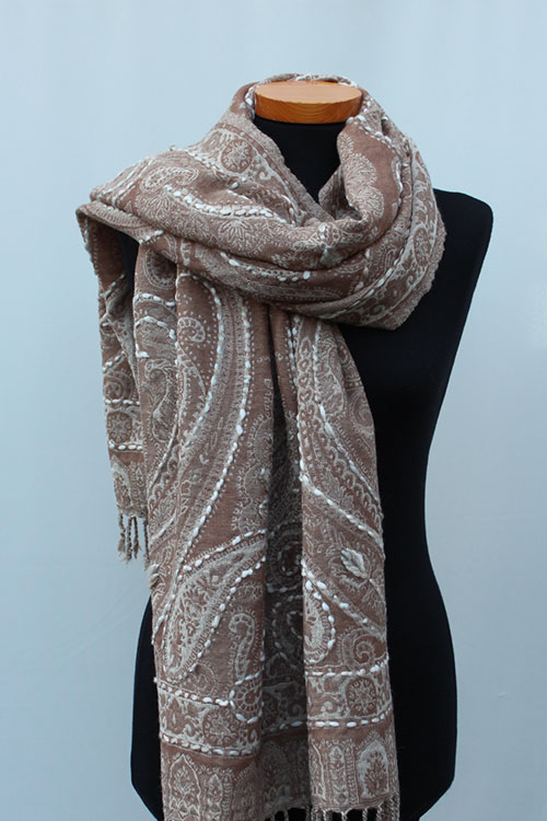 Wollen-geborduurde-sjaal-en-omslagdoek-Mokka-BW038