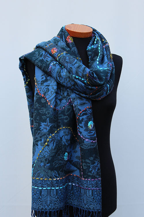 Geborduurde-sjaal-blauwe-bloem-BW023-3 Geborduurde-sjaal-blauwe-bloem