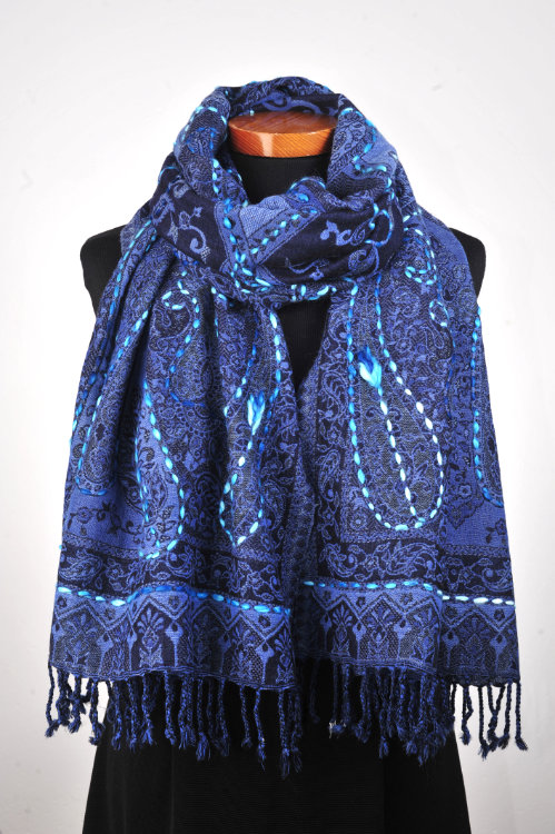 Wollen-geborduurde-sjaal-en-omslagdoek-Fris-Blauw