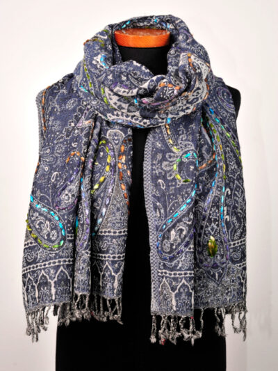 Wollen-geborduurde-sjaal-en-omslagdoek-Jeans