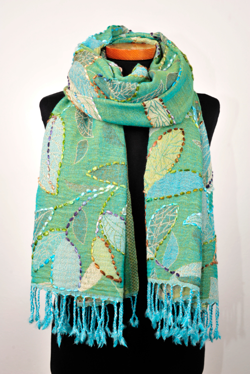 Wollen-geborduurde-sjaal-en-omslagdoek-Lentegroen-Blad-BW089-1 Wollen-geborduurde-sjaal-en-omslagdoek-Lentegroen-Blad