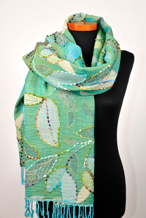 Wollen-geborduurde-sjaal-en-omslagdoek-Lentegroen-Blad-BW089-2 Wollen-geborduurde-sjaal-en-omslagdoek-Lentegroen-Blad