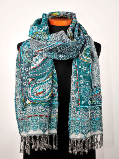 Wollen-geborduurde-sjaal-en-omslagdoek-azur