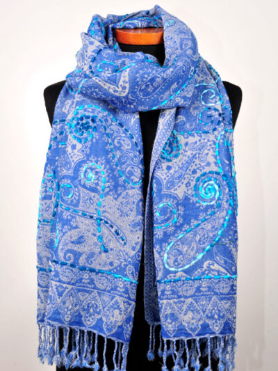 Wollen-geborduurde-sjaal-en-omslagdoek-blauw-paisley