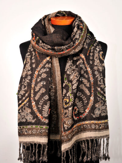 Wollen-geborduurde-sjaal-en-omslagdoek-brons-bruin