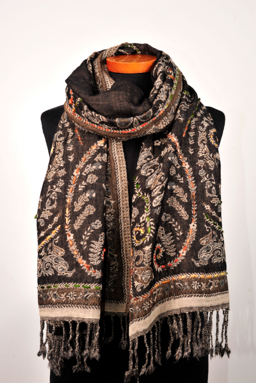 Wollen-geborduurde-sjaal-en-omslagdoek-brons-bruin-BW081-1 Wollen-geborduurde-sjaal-en-omslagdoek-brons-bruin