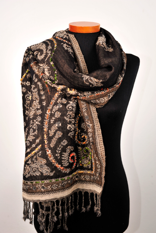 Wollen-geborduurde-sjaal-en-omslagdoek-brons-bruin-BW081-2 Wollen-geborduurde-sjaal-en-omslagdoek-brons-bruin