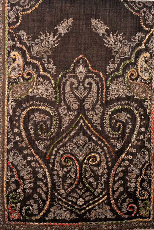 Wollen-geborduurde-sjaal-en-omslagdoek-brons-bruin-BW081-3 Wollen-geborduurde-sjaal-en-omslagdoek-brons-bruin