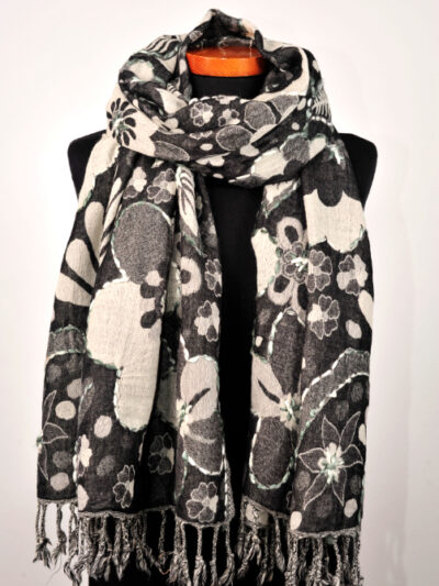 Wollen-geborduurde-sjaal-en-omslagdoek-donkergrijs-bloem