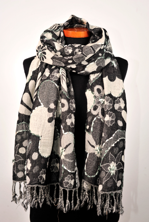 Wollen-geborduurde-sjaal-en-omslagdoek-donkergrijs-bloem-BW076-1 Wollen-geborduurde-sjaal-en-omslagdoek-donkergrijs-bloem