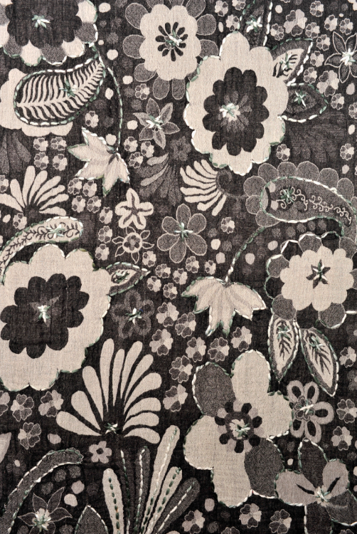 Wollen-geborduurde-sjaal-en-omslagdoek-donkergrijs-bloem-BW076-3 Wollen-geborduurde-sjaal-en-omslagdoek-donkergrijs-bloem