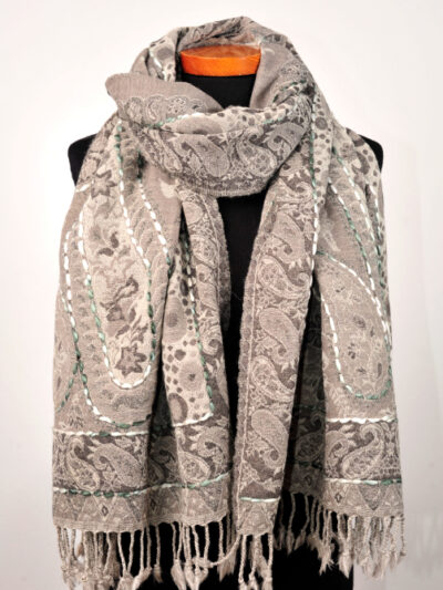 Wollen-geborduurde-sjaal-en-omslagdoek-fris-grijs