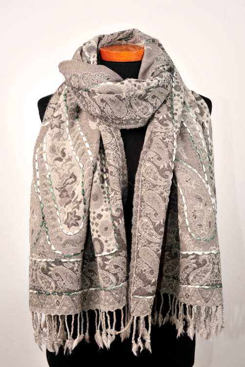 Wollen-geborduurde-sjaal-en-omslagdoek-fris-grijs-BW052-1 Wollen-geborduurde-sjaal-en-omslagdoek-fris-grijs
