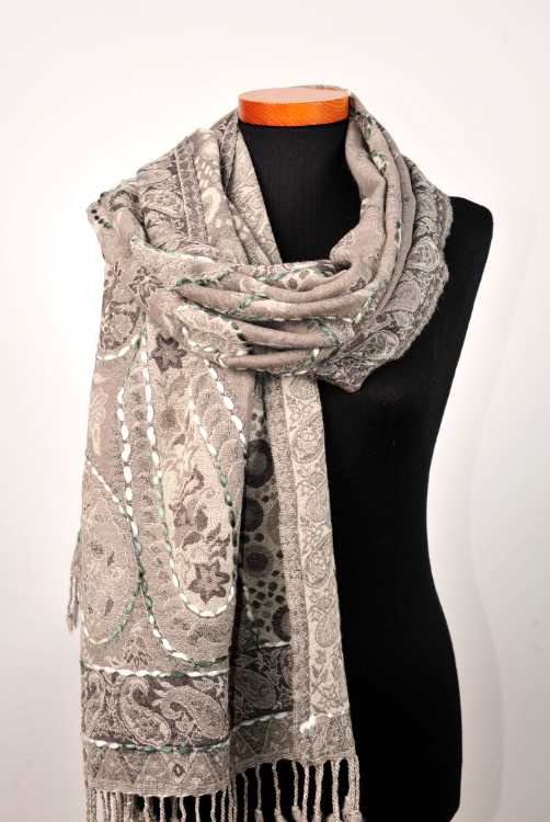 Wollen-geborduurde-sjaal-en-omslagdoek-fris-grijs-BW052-2 Wollen-geborduurde-sjaal-en-omslagdoek-fris-grijs