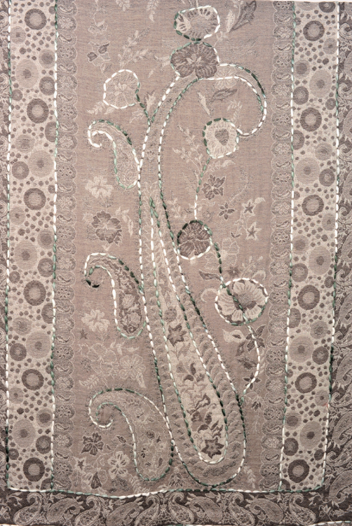 Wollen-geborduurde-sjaal-en-omslagdoek-fris-grijs-BW052-3 Wollen-geborduurde-sjaal-en-omslagdoek-fris-grijs