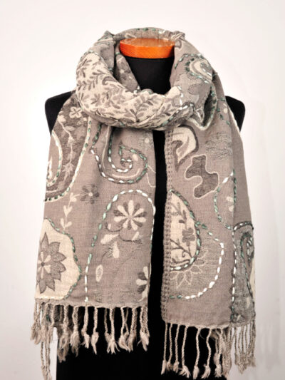 Wollen-geborduurde-sjaal-en-omslagdoek-grijs