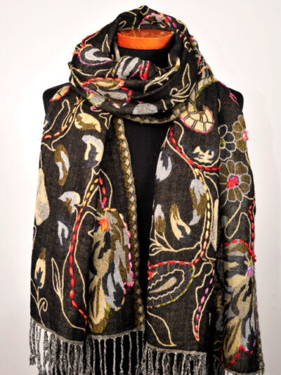 Wollen-geborduurde-sjaal-en-omslagdoek-herfst