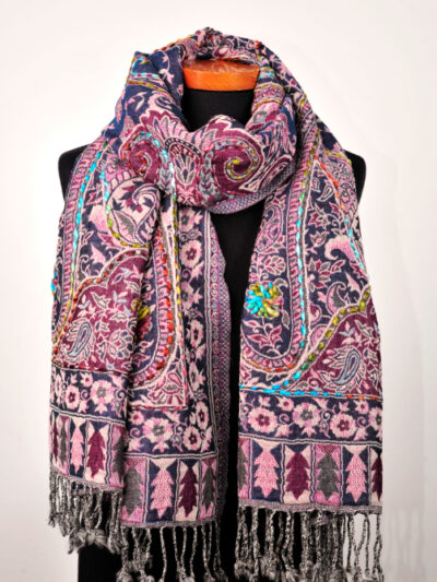 Wollen-geborduurde-sjaal-en-omslagdoek-roze-paars