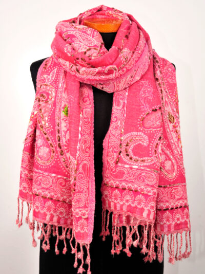 Wollen-geborduurde-sjaal-en-omslagdoek-roze-paisley