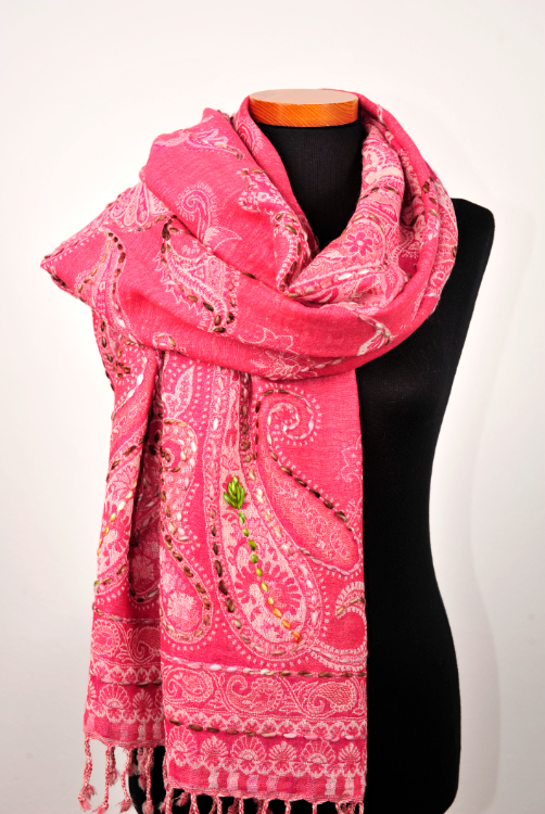 Wollen-geborduurde-sjaal-en-omslagdoek-roze-paisley-BW037-2 Wollen-geborduurde-sjaal-en-omslagdoek-roze-paisley