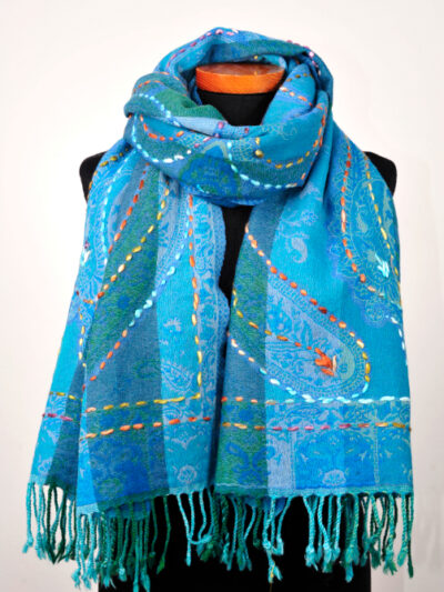 Wollen-geborduurde-sjaal-en-omslagdoek-turquoise-petrol