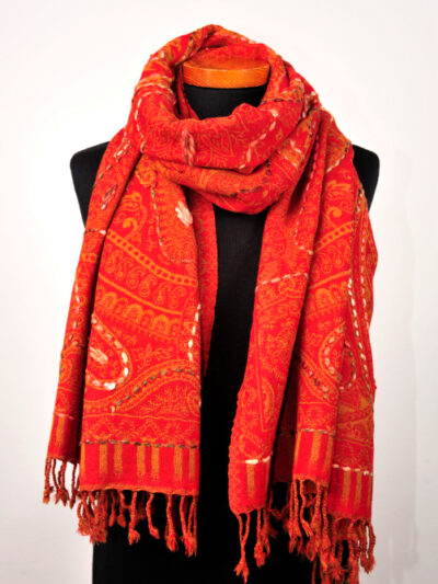 Wollen-geborduurde-sjaal-en-omslagdoek-warm-rood