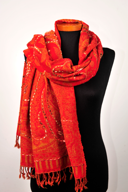 Wollen-geborduurde-sjaal-en-omslagdoek-warm-rood-BW030-2 Wollen-geborduurde-sjaal-en-omslagdoek-warm-rood